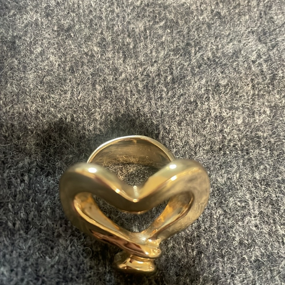 Uno de 50 Nailed Heart Shaped Gold ring - Picture 2 of 8